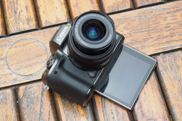Canon EOS M5 selfie screen