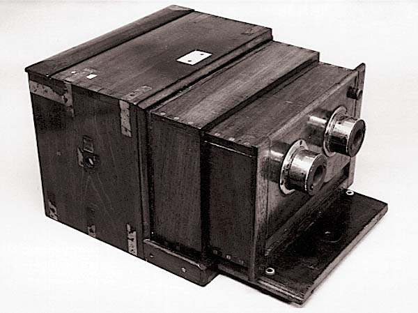 Example of early stereoscopic camera (1920