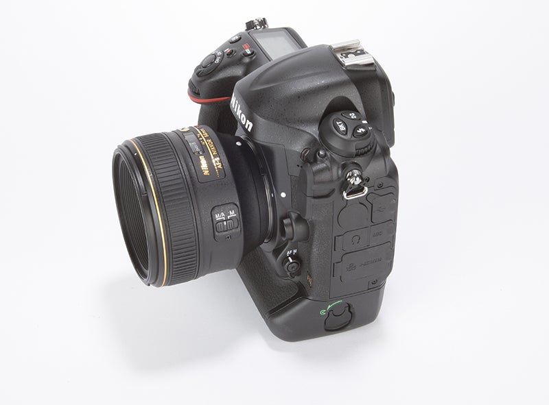 Nikon D4S Review - side angled