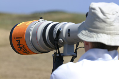 Canon fast telephoto lens in use