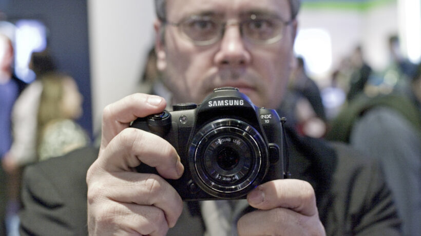 VIDEO: Samsung NX10 hands-on preview