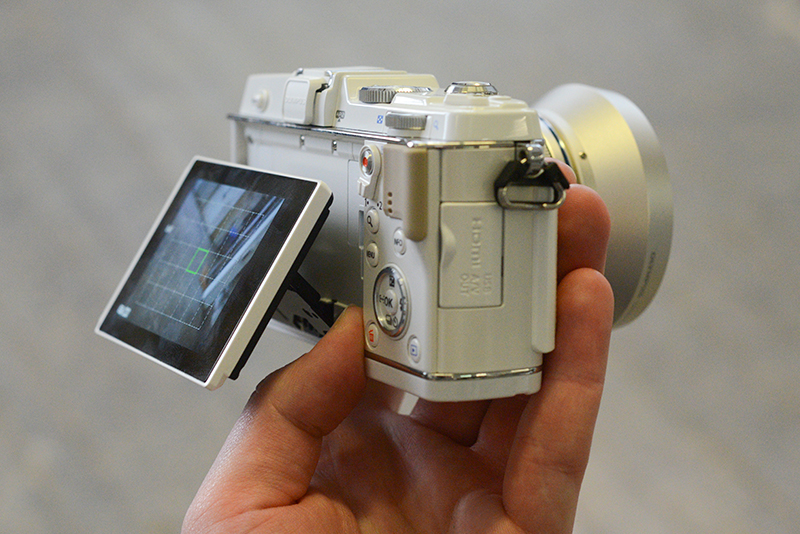 Olympus E-P5 side view