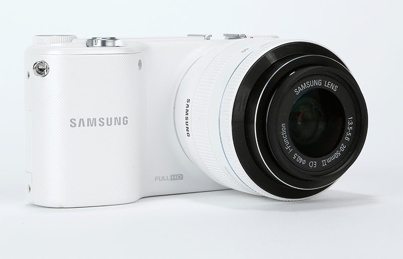 Samsung NX2000 Review - front side view