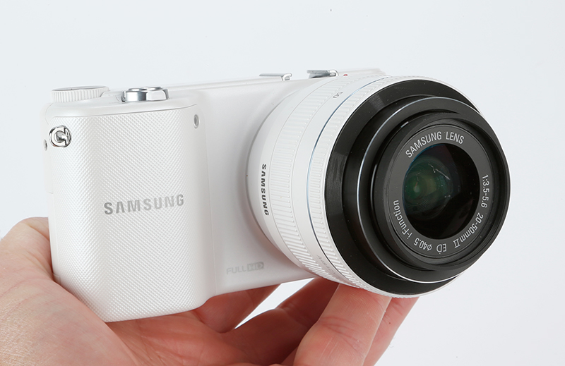 Samsung NX2000 Review - hand held