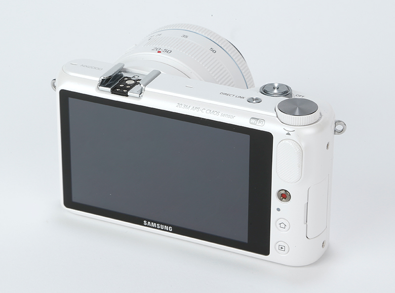 Samsung NX2000 Review - rear screen