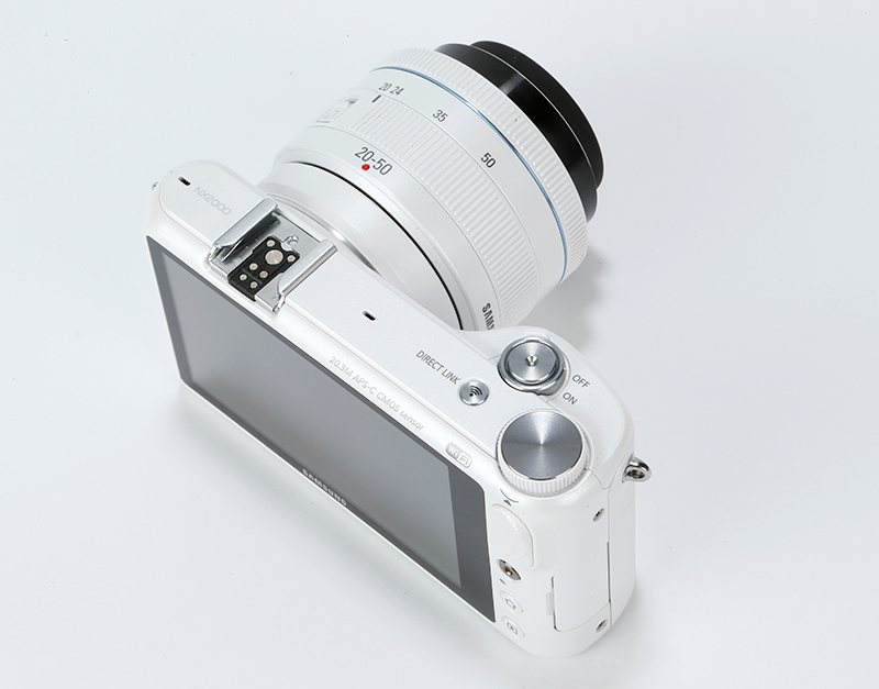 Samsung NX2000 Review - top down