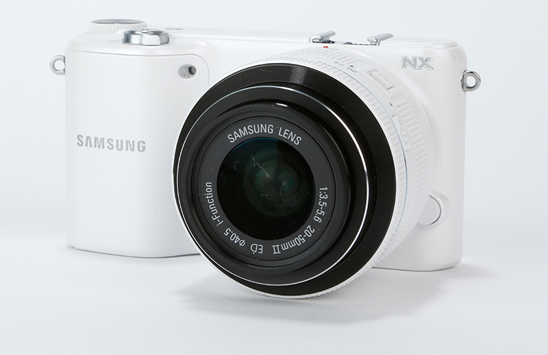 Samsung NX2000 Review - front angled