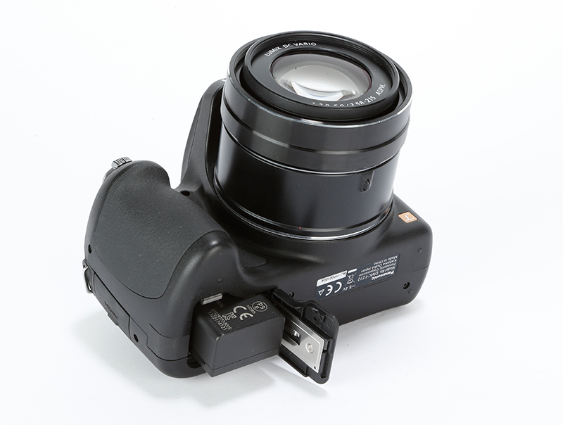 Panasonic Lumix FZ72 Review - bottom view