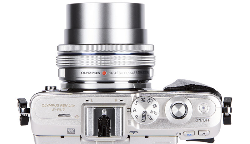 Olympus E-PL7 product shot 1