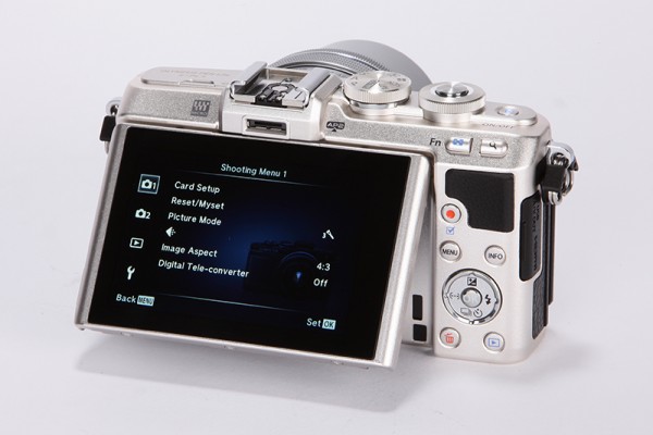 Olympus E-PL7 product shot 13