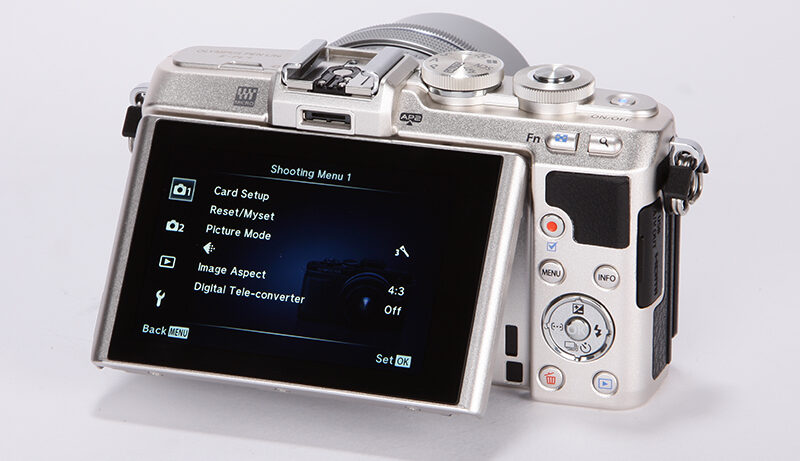 Olympus E-PL7 product shot 13