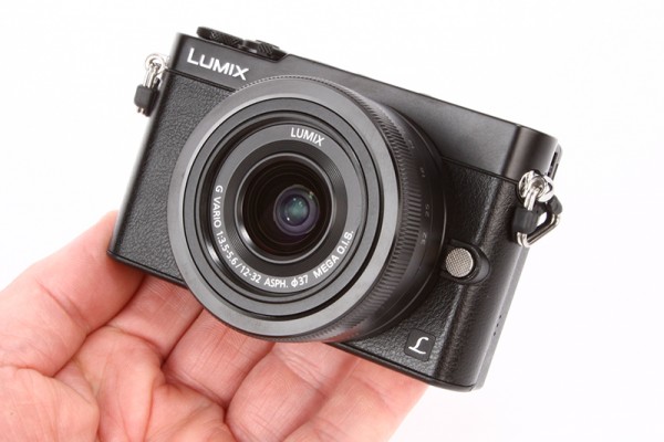 Panasonic Lumix GM5 Review - handheld