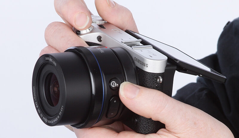 Samsung NX500 product shot 1