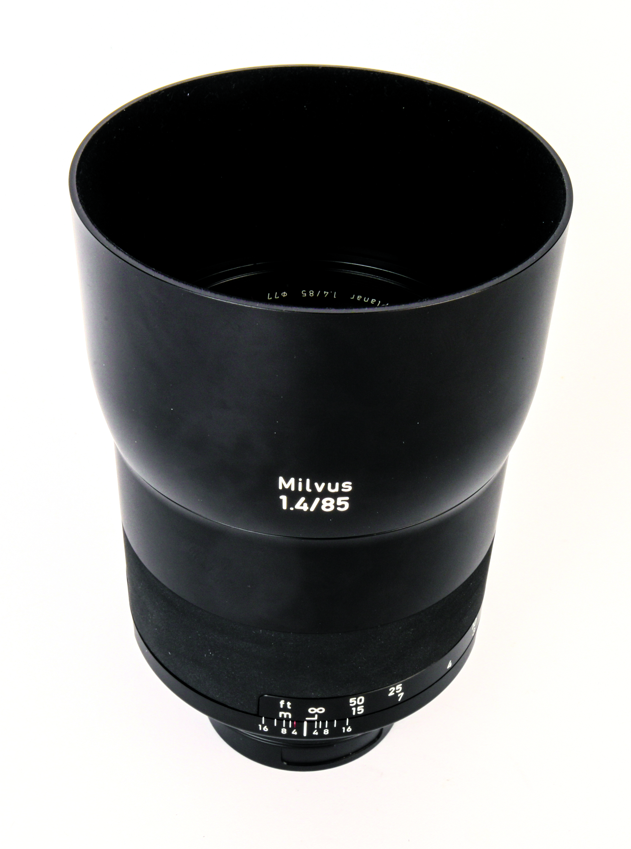 Zeiss Milvus 85mm f1.4 top