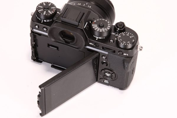 An additional hinge allows the screen to be used as a waist-level finder in portrait format