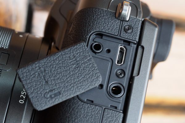 Canon EOS M5 connectors